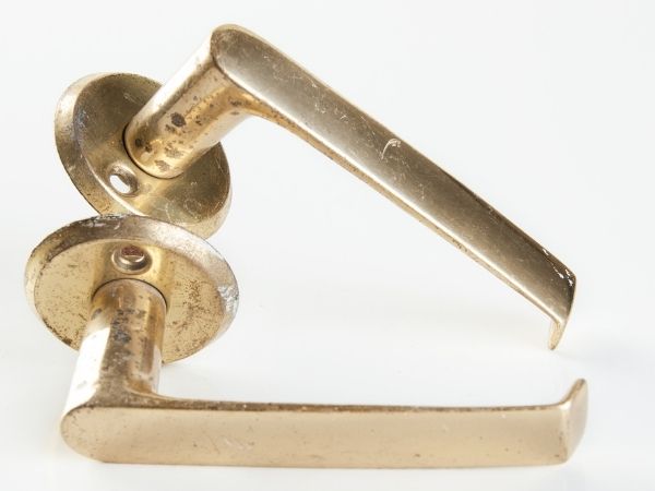 A close-up of a vintage brass door handle with a classic design, perfect for adding elegance to home interiors. Durable and stylish, suitable for modern or traditional doors.