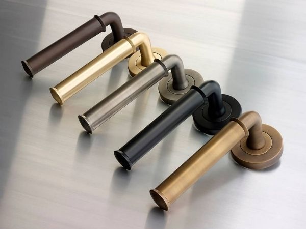 High-quality matte black, bronze, and brass door handle set with matching round base plates, ideal for stylish and durable bathroom, bedroom, or interior door upgrading.