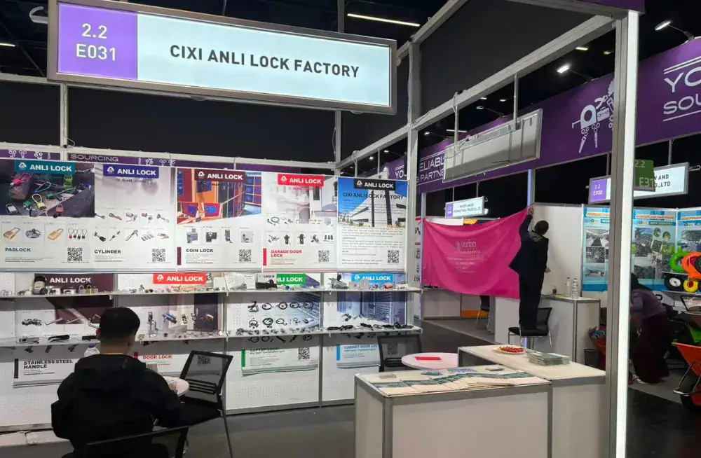 ANLI LOCK factory display at trade show.