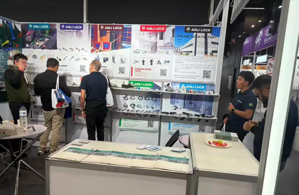 High-security ANLI LOCK display at trade show.